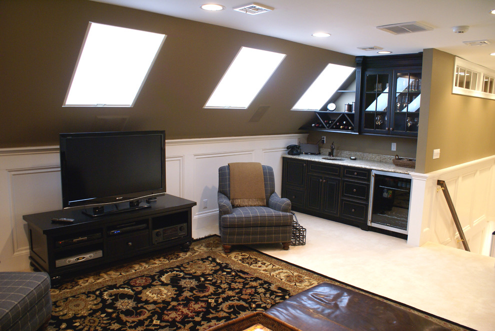 Cette photo montre une salle de séjour tendance de taille moyenne et fermée avec un mur marron, une cheminée standard, un manteau de cheminée en pierre, un téléviseur indépendant et moquette.