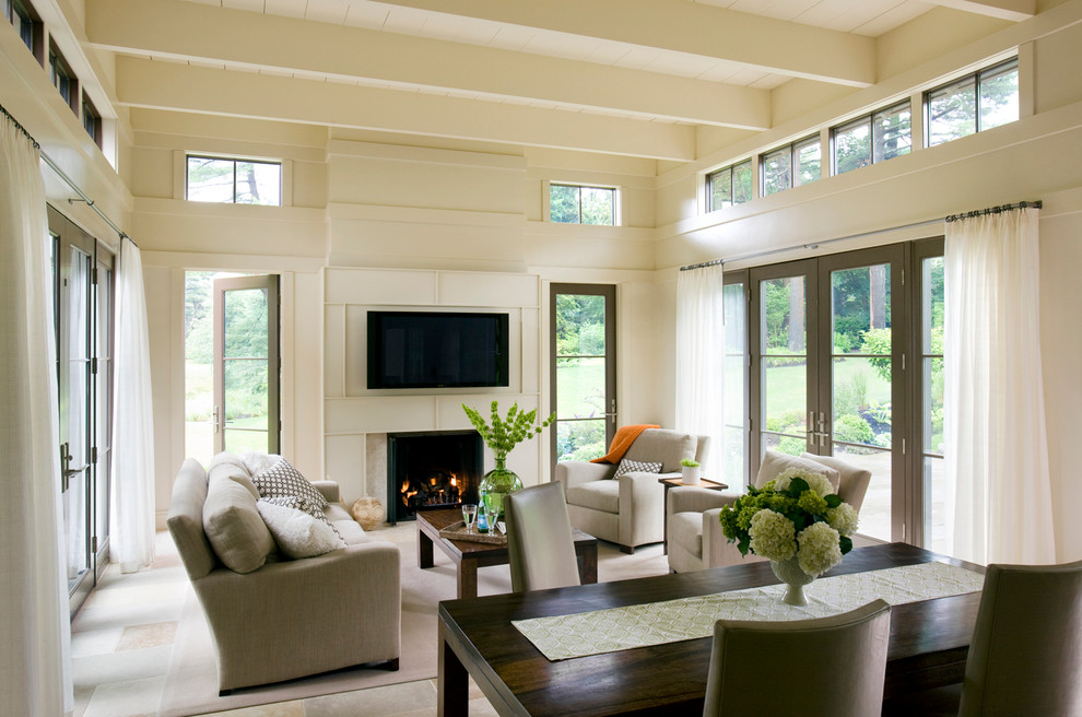 Foto de sala de estar abierta clásica renovada con paredes beige, todas las chimeneas y televisor colgado en la pared