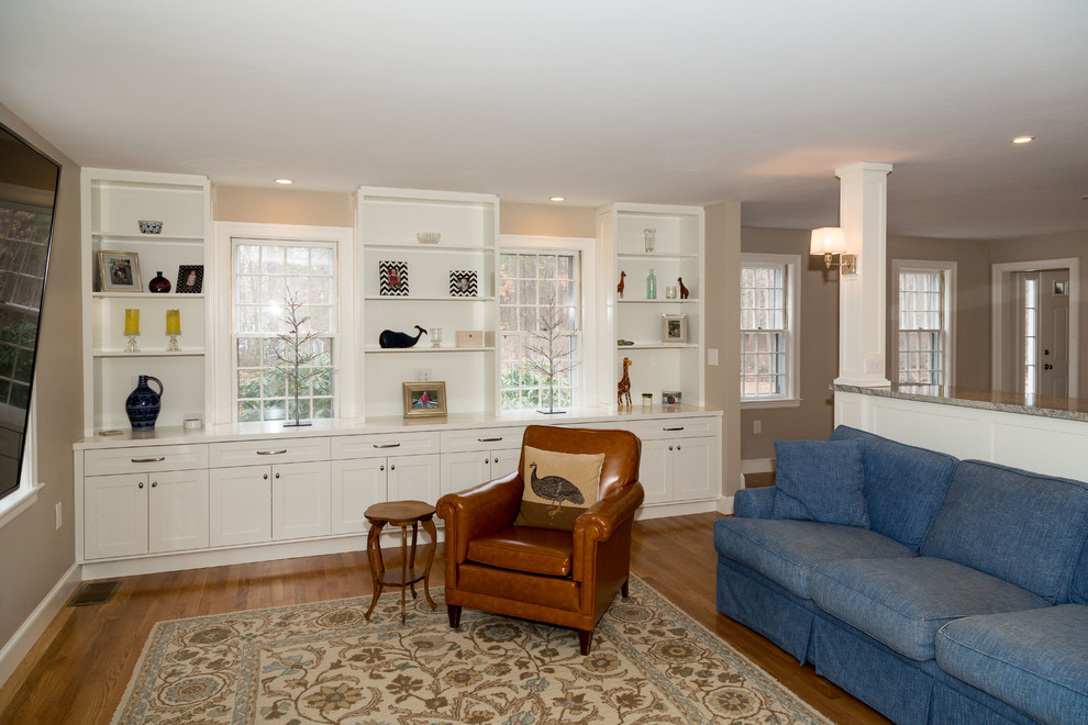 Mittelgroßes, Offenes Klassisches Wohnzimmer ohne Kamin mit beiger Wandfarbe, braunem Holzboden, TV-Wand und braunem Boden in Boston