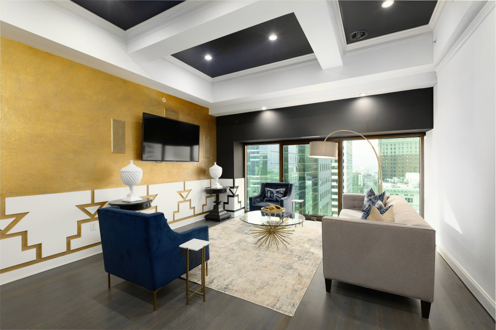 Идея дизайна: открытая гостиная комната в стиле неоклассика (современная классика) с разноцветными стенами, темным паркетным полом, телевизором на стене и кессонным потолком без камина