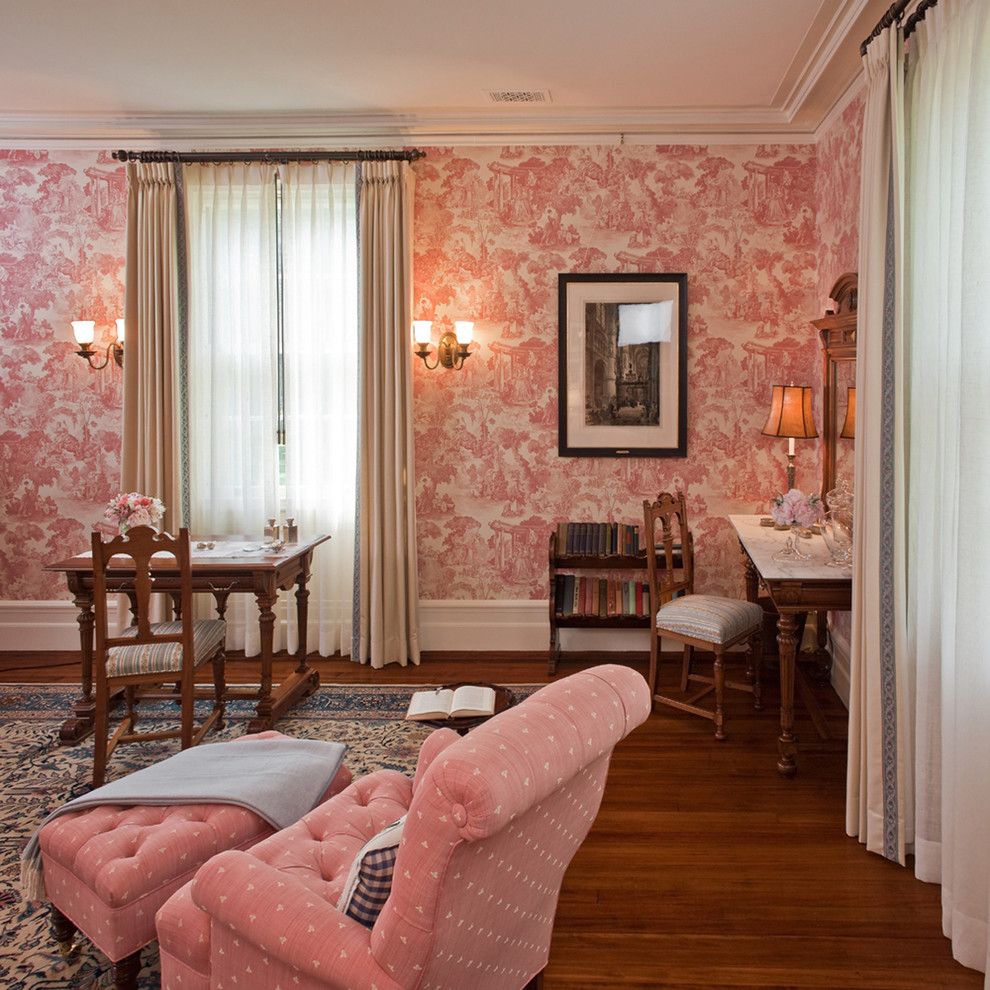 Свежая идея для дизайна: гостиная комната в классическом стиле с розовыми стенами и темным паркетным полом - отличное фото интерьера