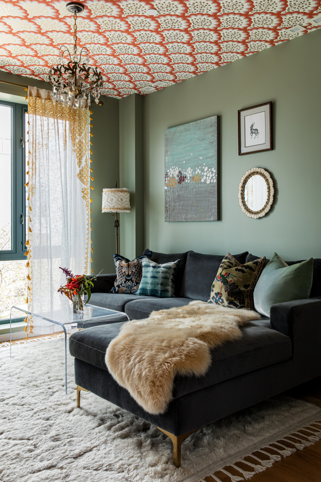 Abgetrenntes Eklektisches Wohnzimmer mit grüner Wandfarbe und Multimediawand in Austin