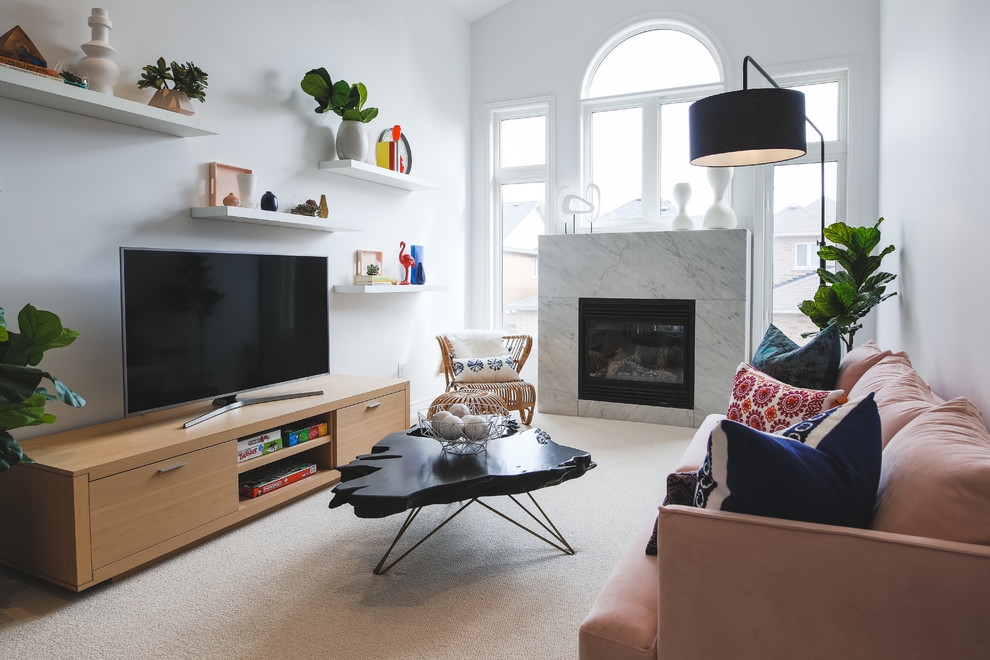 Foto på ett mellanstort skandinaviskt allrum med öppen planlösning, med vita väggar, heltäckningsmatta, en standard öppen spis, en spiselkrans i sten och en väggmonterad TV