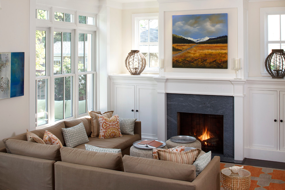 Imagen de sala de estar clásica sin televisor con paredes beige y todas las chimeneas