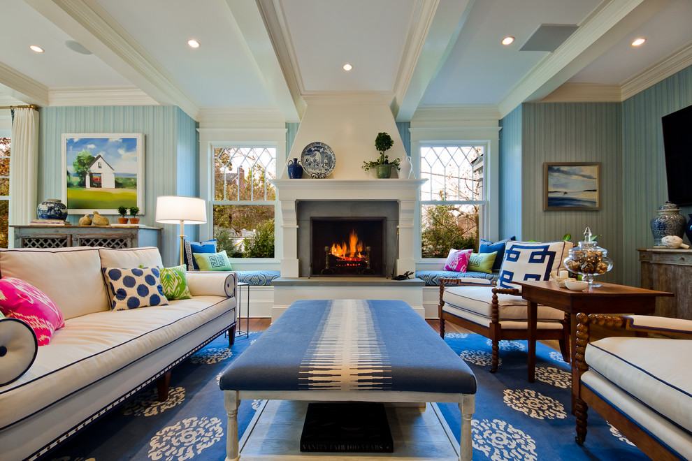 ワシントンD.C.にあるトラディショナルスタイルのおしゃれなファミリールーム (青い壁、標準型暖炉、壁掛け型テレビ) の写真