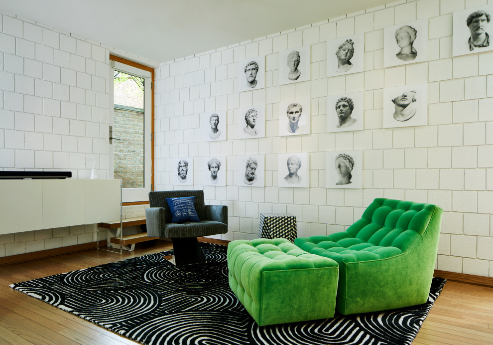 Свежая идея для дизайна: изолированная гостиная комната среднего размера в современном стиле с белыми стенами, светлым паркетным полом и бежевым полом - отличное фото интерьера