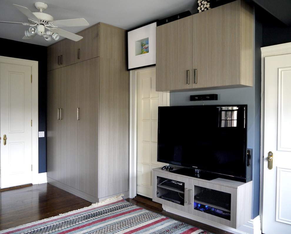 Diseño de sala de estar abierta actual de tamaño medio con pared multimedia