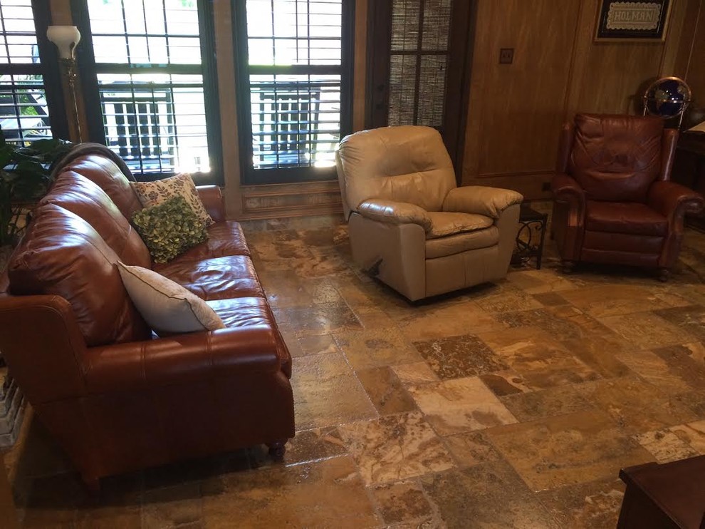 Ejemplo de sala de estar clásica de tamaño medio con suelo de travertino