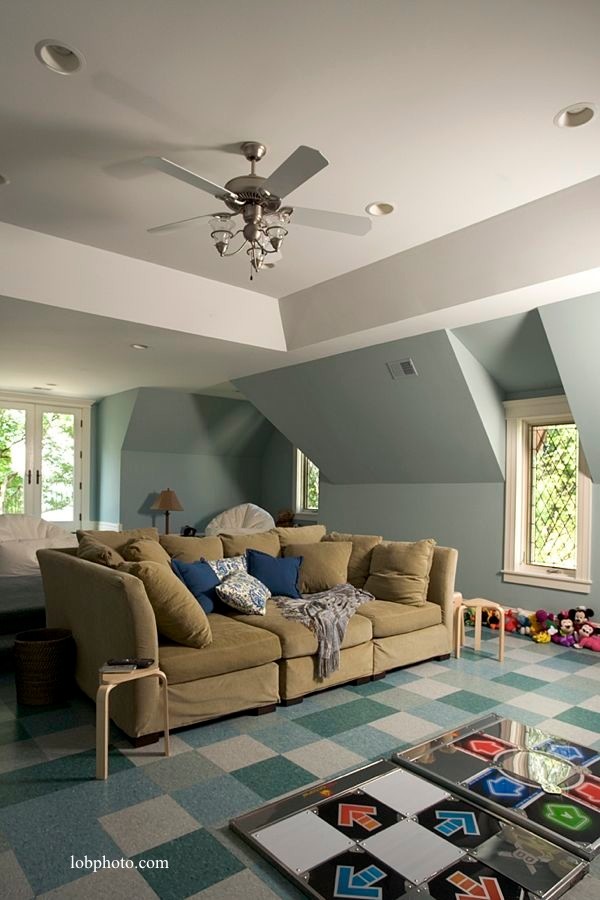 Aménagement d'une grande salle de séjour classique avec salle de jeu, un mur bleu et un sol en linoléum.