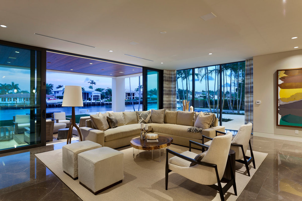 Idee per un grande soggiorno minimalista aperto con pareti beige e pavimento in marmo
