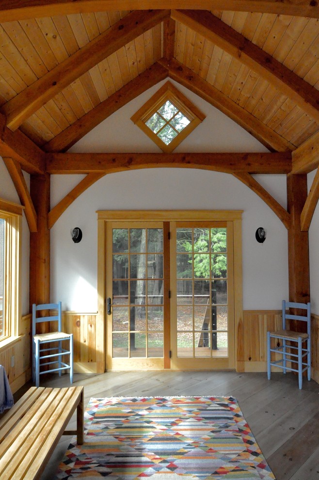 Cette photo montre une petite salle de séjour craftsman ouverte avec un mur blanc, un poêle à bois et un manteau de cheminée en brique.