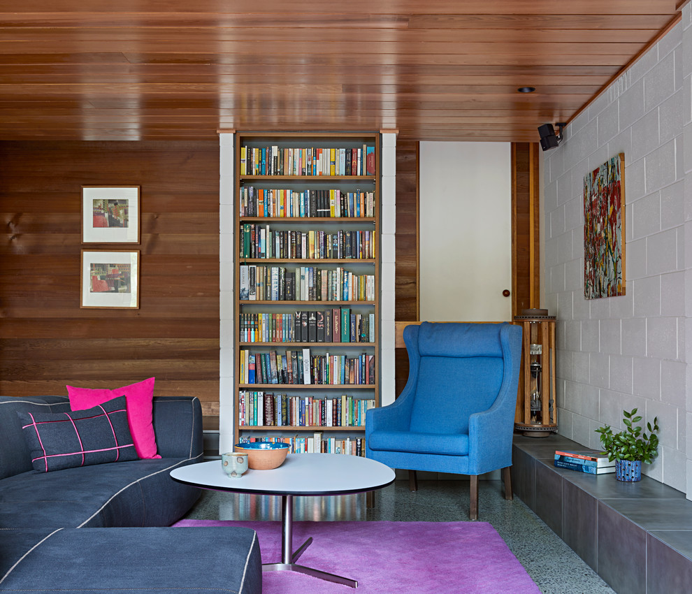 Идея дизайна: открытая гостиная комната среднего размера в стиле ретро с белыми стенами, бетонным полом и серым полом