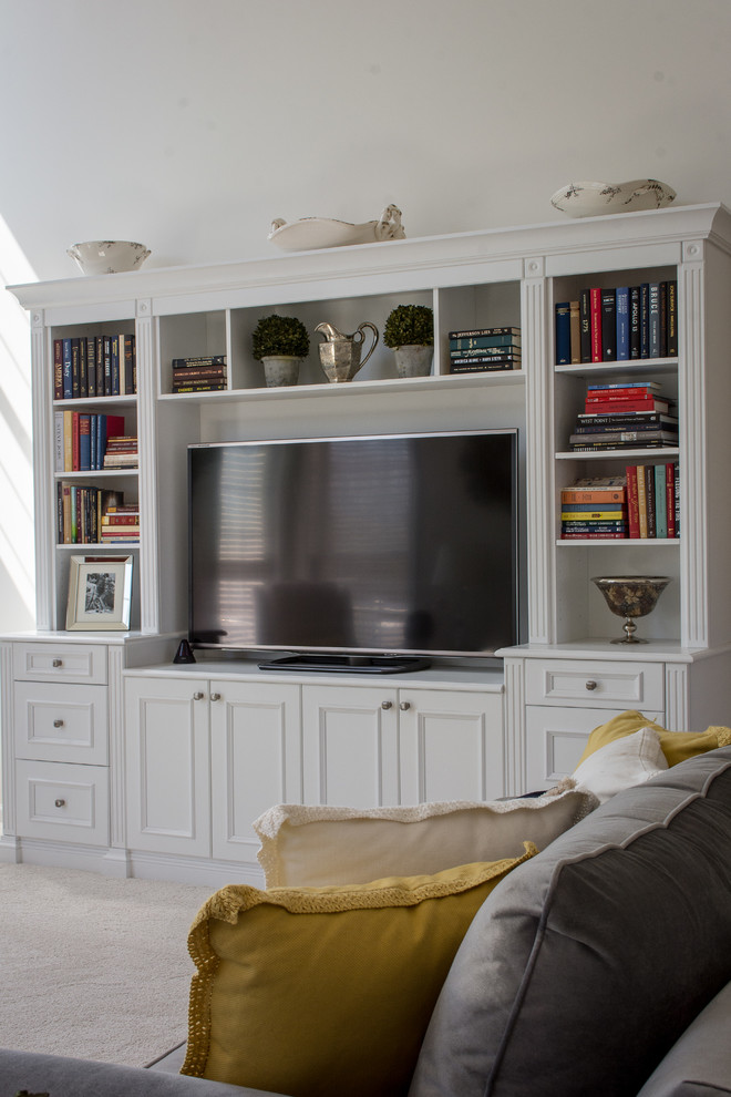Пример оригинального дизайна: большая открытая гостиная комната в классическом стиле с белыми стенами, ковровым покрытием, отдельно стоящим телевизором и ковром на полу без камина
