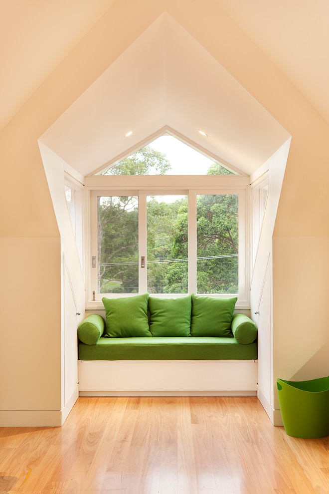 Aménagement d'une salle de séjour classique avec un mur beige et un sol en bois brun.