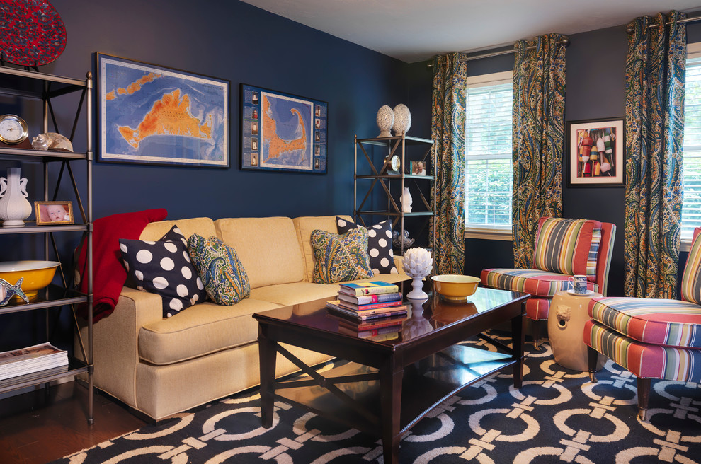 Ejemplo de sala de estar cerrada clásica grande sin chimenea y televisor con paredes azules, suelo de madera oscura y suelo marrón