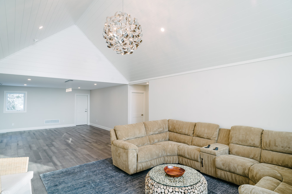 Kleines, Abgetrenntes Maritimes Wohnzimmer ohne Kamin mit weißer Wandfarbe, braunem Holzboden, TV-Wand und braunem Boden