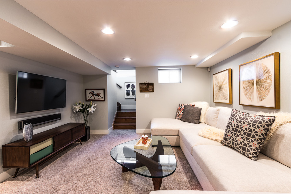 Mittelgroßes, Abgetrenntes Retro Wohnzimmer mit beiger Wandfarbe, Teppichboden, TV-Wand und beigem Boden in Denver