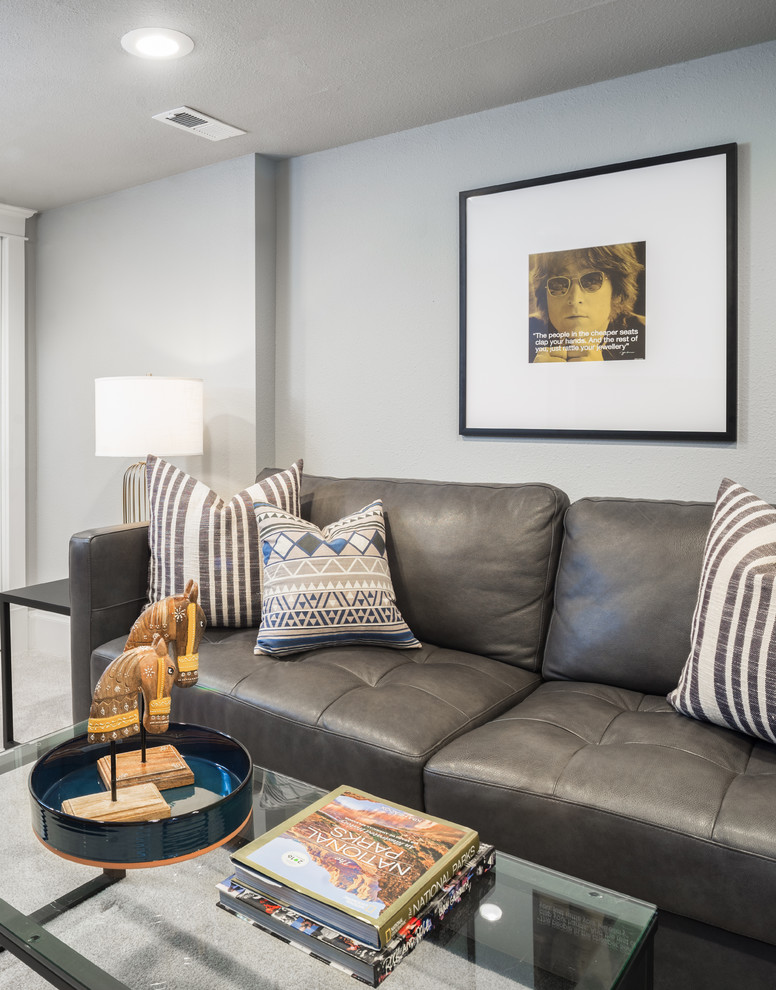 Esempio di un piccolo soggiorno boho chic con pareti grigie, moquette, TV autoportante e pavimento grigio