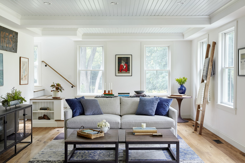 Mittelgroßes Landhaus Wohnzimmer mit weißer Wandfarbe und hellem Holzboden in Philadelphia