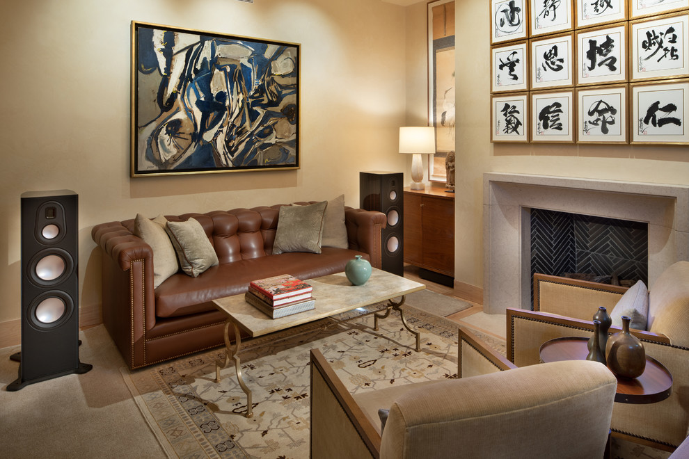 Стильный дизайн: гостиная комната в стиле неоклассика (современная классика) с бежевыми стенами, паркетным полом среднего тона, стандартным камином, коричневым полом и коричневым диваном - последний тренд