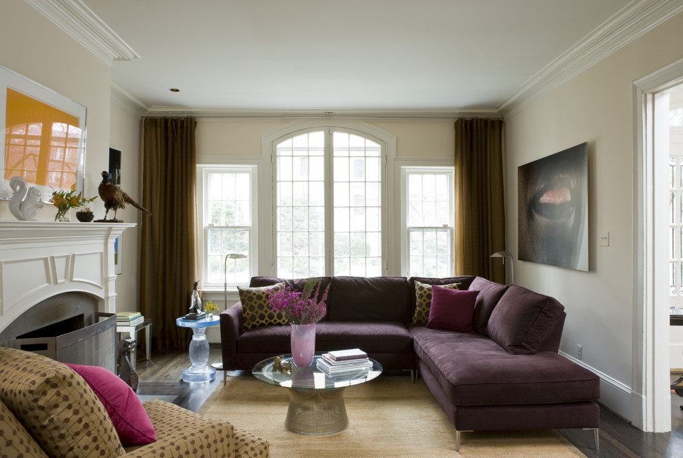 Diseño de sala de estar contemporánea sin televisor con paredes beige, suelo de madera oscura, todas las chimeneas y alfombra