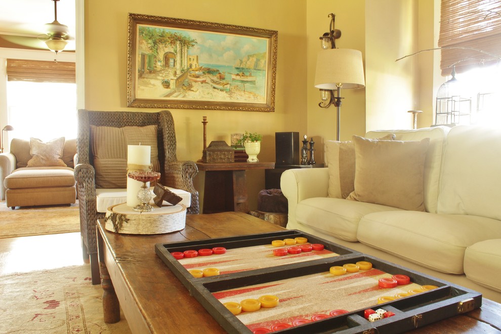 Imagen de sala de estar abierta de estilo de casa de campo pequeña con paredes beige y suelo de madera en tonos medios