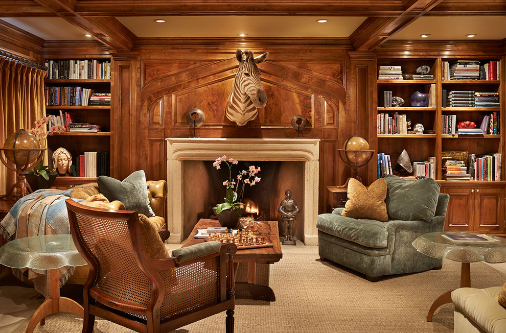 Réalisation d'une salle de séjour tradition avec une bibliothèque ou un coin lecture, un mur marron, une cheminée standard et un sol beige.