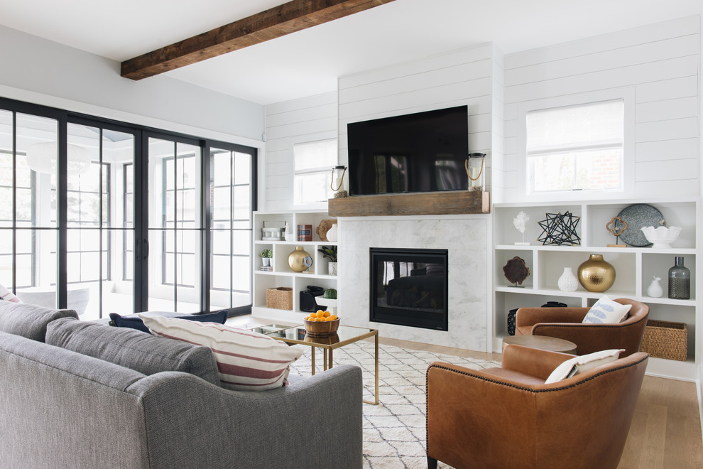 Maritimes Wohnzimmer mit weißer Wandfarbe, hellem Holzboden und TV-Wand in Chicago