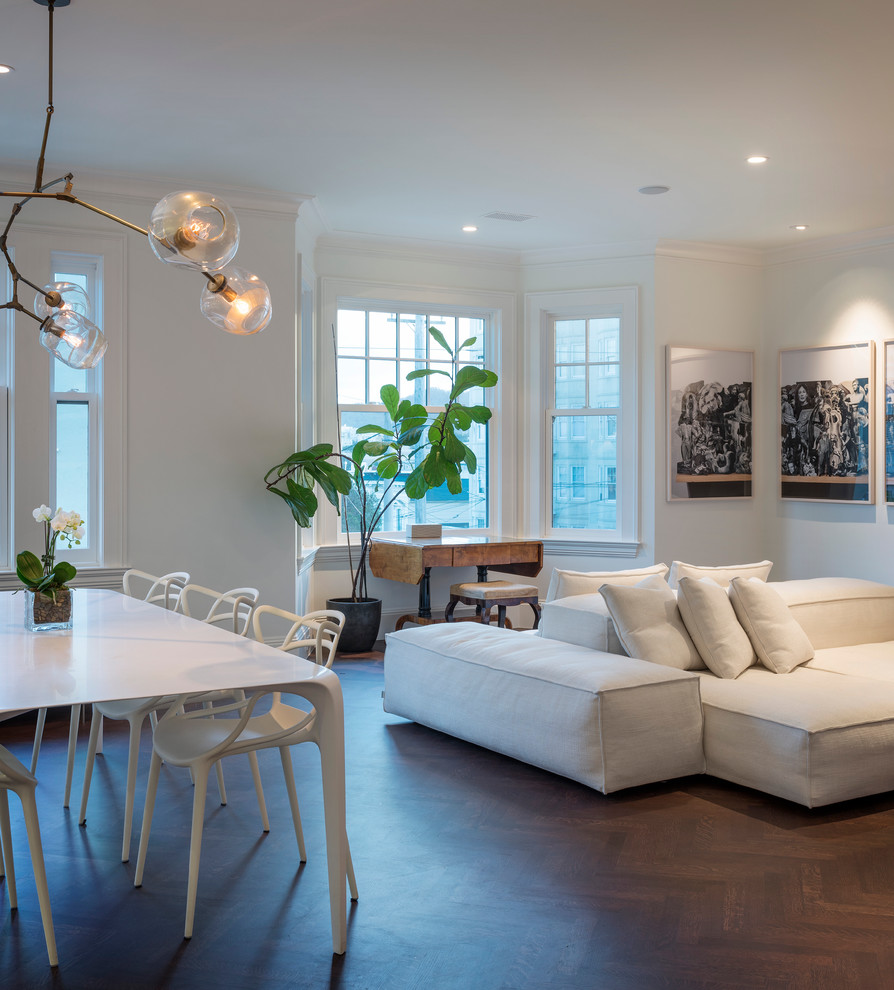 Inspiration pour un salon design ouvert avec un mur blanc, parquet foncé et un sol marron.