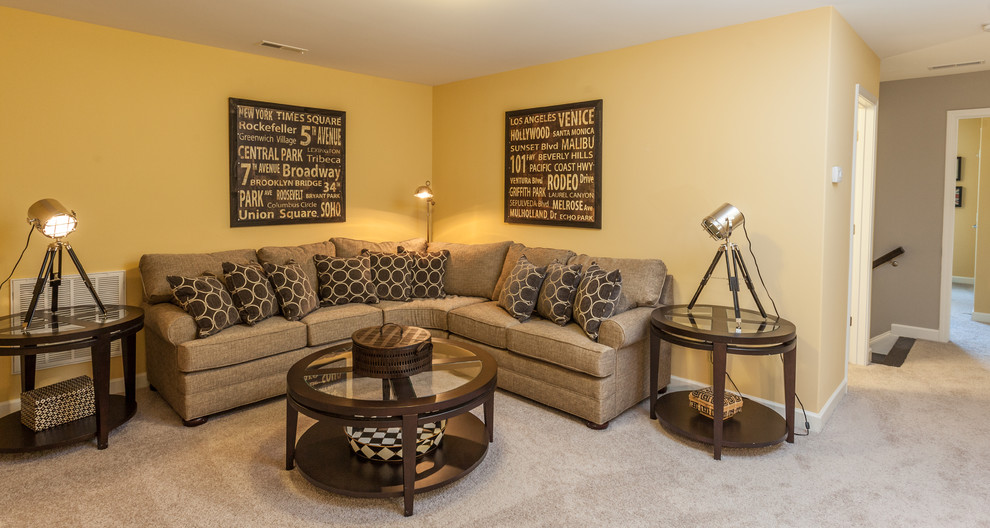 На фото: открытая гостиная комната среднего размера в стиле неоклассика (современная классика) с желтыми стенами и ковровым покрытием без камина с