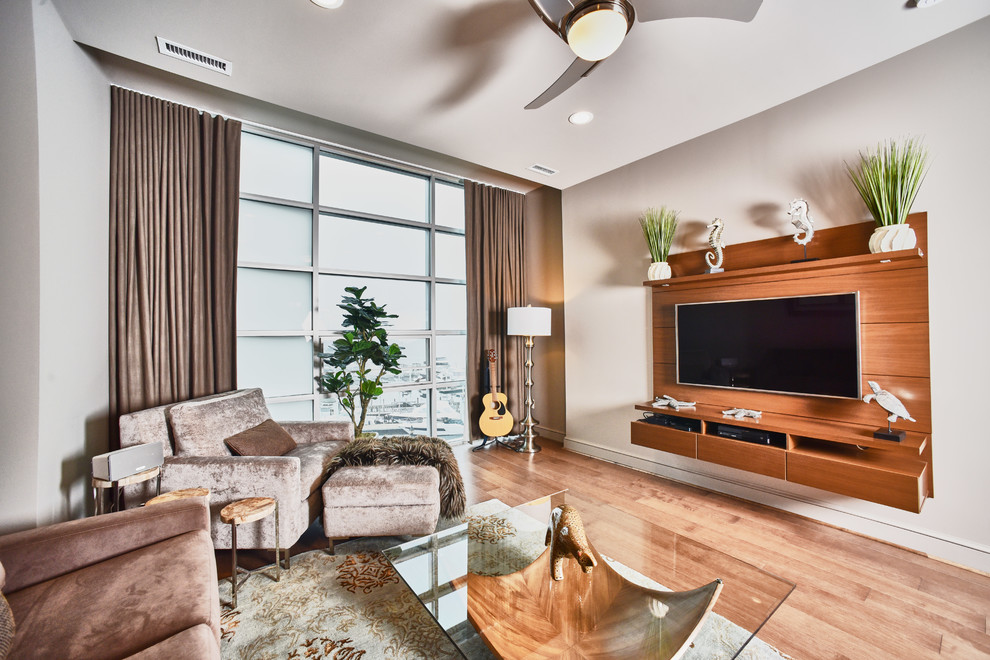 Großes, Offenes Modernes Wohnzimmer ohne Kamin mit brauner Wandfarbe, hellem Holzboden, TV-Wand und beigem Boden in Baltimore