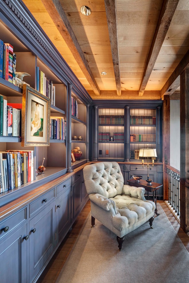 Inspiration för ett mellanstort lantligt allrum på loftet, med vita väggar, mellanmörkt trägolv, brunt golv och ett bibliotek