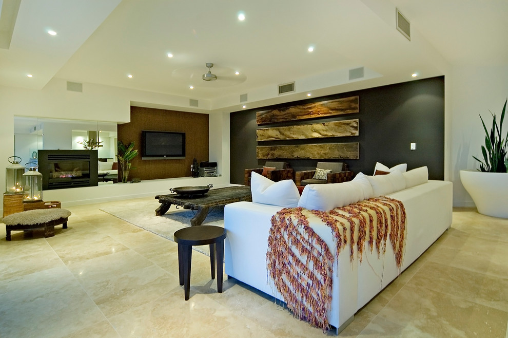 Aménagement d'une grande salle de séjour asiatique ouverte avec un sol en marbre, une cheminée standard, un manteau de cheminée en métal et un téléviseur fixé au mur.