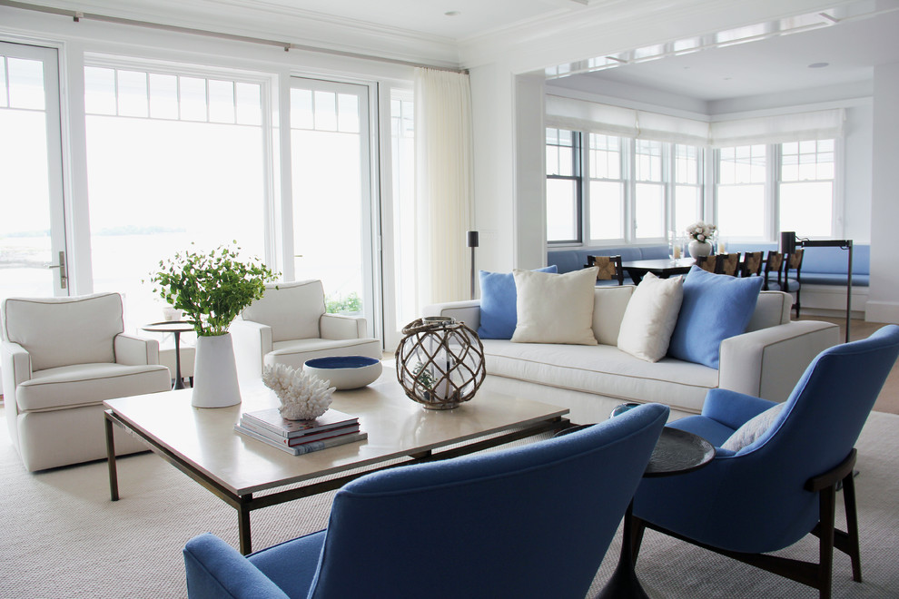 Foto de sala de estar abierta costera de tamaño medio sin chimenea con paredes blancas