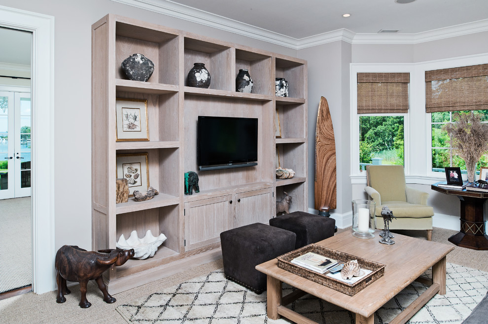 Imagen de sala de estar abierta tradicional renovada grande sin chimenea con paredes beige, moqueta, pared multimedia y suelo beige