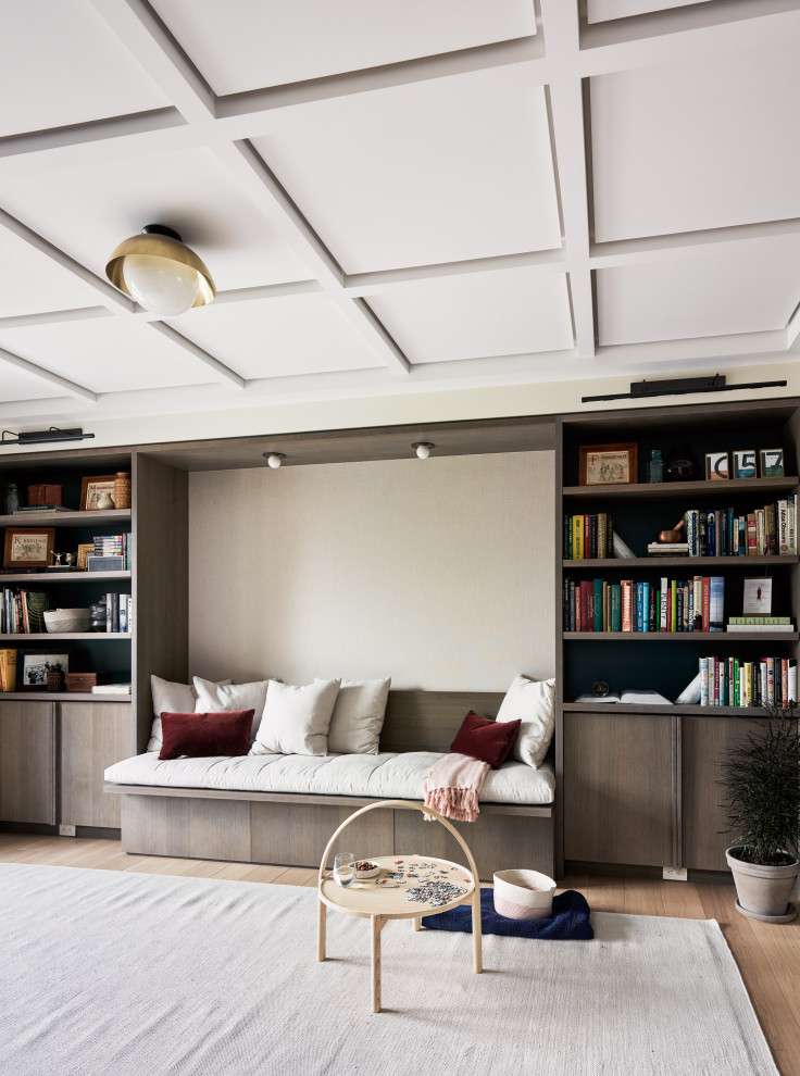 Esempio di un soggiorno minimal con pareti beige, pavimento in legno massello medio e pavimento marrone