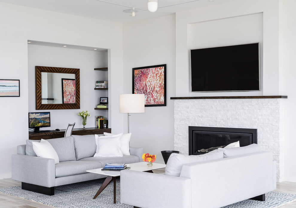 На фото: гостиная комната в морском стиле с белыми стенами, телевизором на стене и ковром на полу