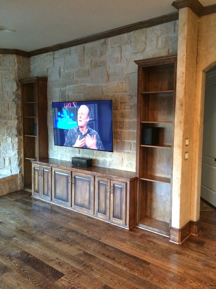 Mittelgroßes, Offenes Klassisches Wohnzimmer mit weißer Wandfarbe, Keramikboden, Eckkamin, Kaminumrandung aus Stein und Multimediawand in Dallas