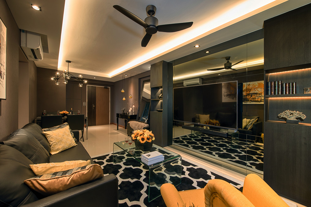 Kleines, Offenes Modernes Wohnzimmer mit schwarzer Wandfarbe, Keramikboden und TV-Wand in Singapur