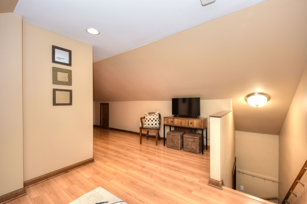 Immagine di un soggiorno classico di medie dimensioni e aperto con pareti beige, parquet chiaro e pavimento beige