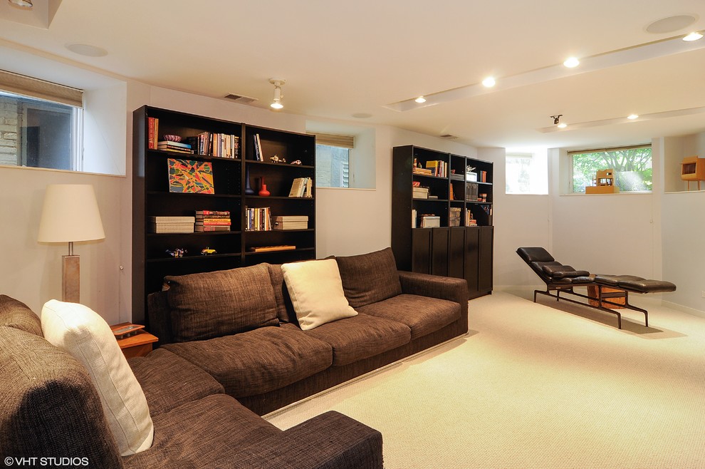 Foto de sala de estar abierta tradicional renovada de tamaño medio sin chimenea con moqueta y pared multimedia