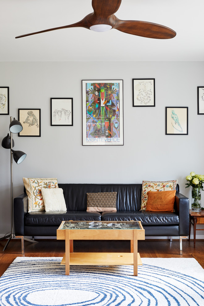 Esempio di un soggiorno design di medie dimensioni e chiuso con pareti grigie e pavimento in legno massello medio