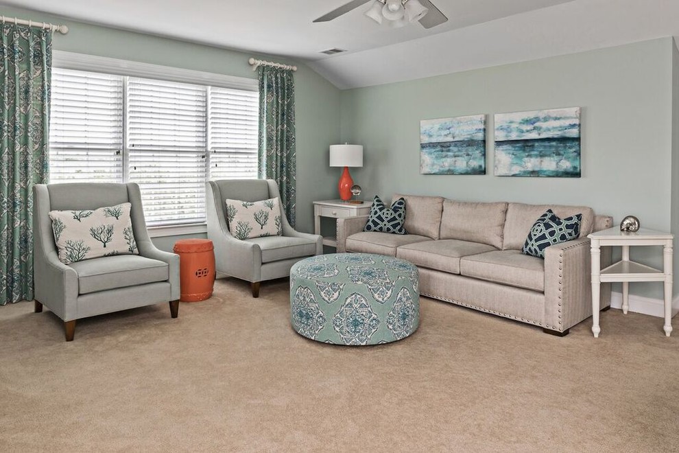 Foto de sala de estar clásica renovada grande con paredes azules y moqueta