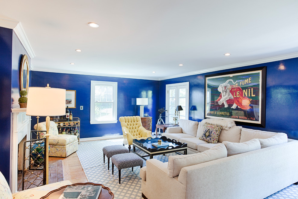 フィラデルフィアにある広いエクレクティックスタイルのおしゃれな独立型ファミリールーム (青い壁、無垢フローリング、標準型暖炉、木材の暖炉まわり、ホームバー、茶色い床) の写真