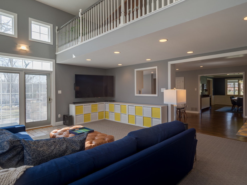 Großes Klassisches Wohnzimmer im Loft-Stil mit Hausbar, grauer Wandfarbe, Keramikboden, TV-Wand und buntem Boden in Philadelphia