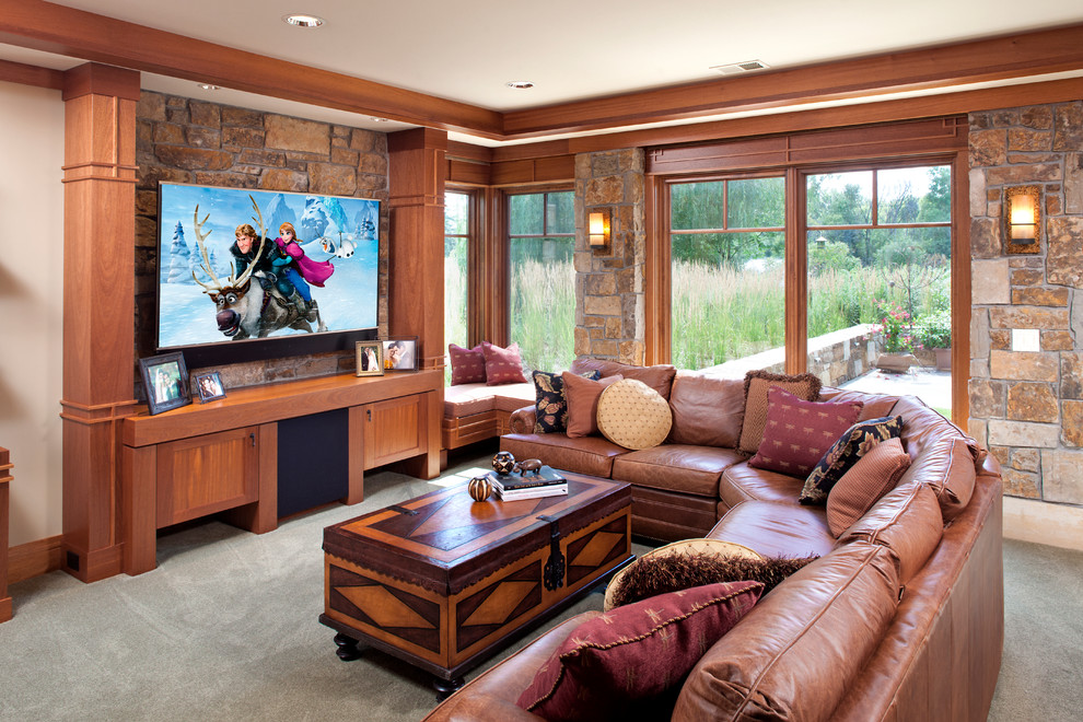 На фото: открытая гостиная комната в стиле кантри с ковровым покрытием и телевизором на стене