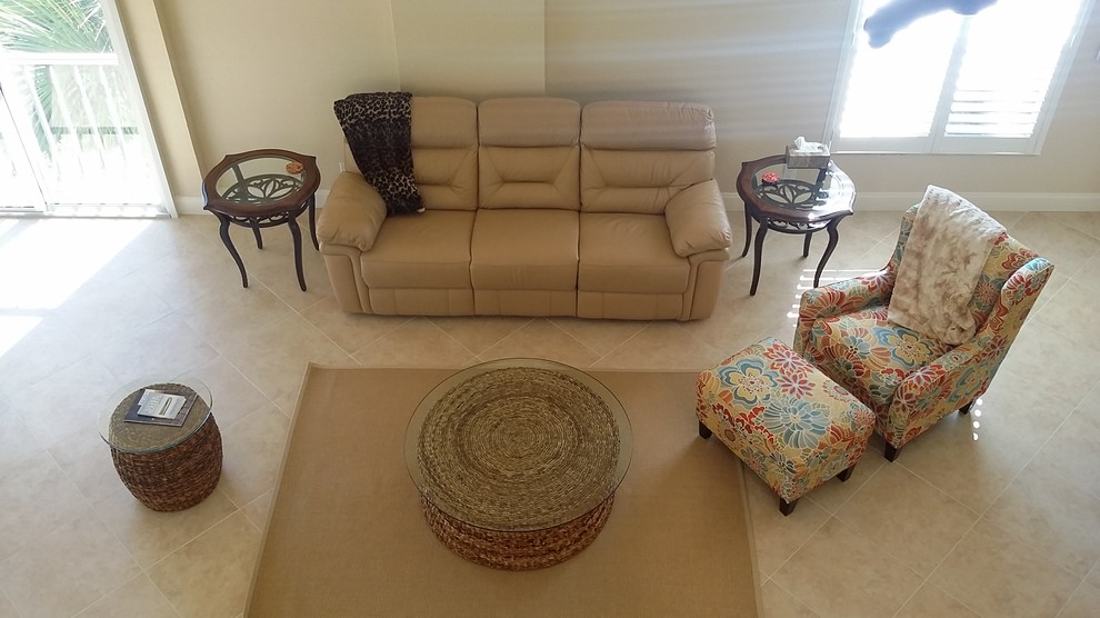 Modelo de sala de estar tradicional de tamaño medio con suelo de baldosas de porcelana