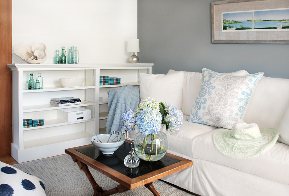 На фото: изолированная гостиная комната среднего размера в морском стиле с серыми стенами и светлым паркетным полом без камина, телевизора
