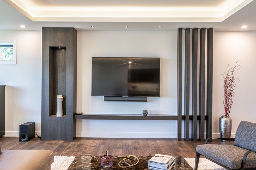 Mittelgroßes Modernes Wohnzimmer mit weißer Wandfarbe, braunem Holzboden, blauem Boden und TV-Wand in Sonstige