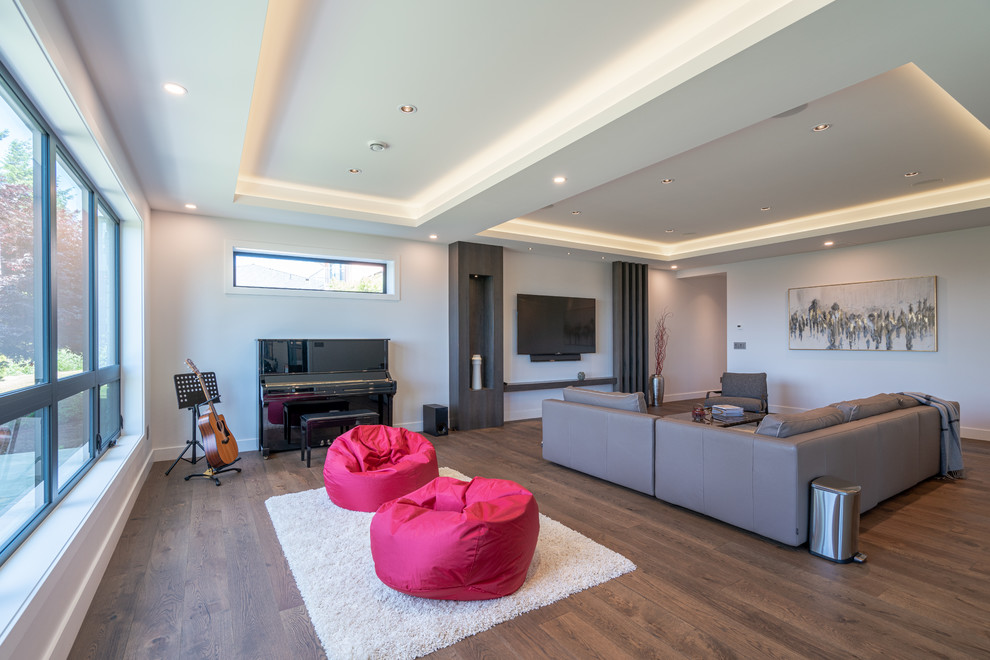Foto de sala de estar minimalista de tamaño medio con paredes blancas, suelo de madera en tonos medios, televisor colgado en la pared y suelo azul